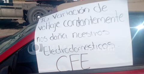 Hartos de constantes "apagones" en Caleta de Campos, pobladores bloquean carretera; exigen a la CFE resuelva