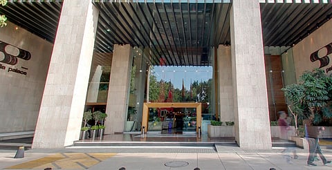 Muere mujer tras caer del décimo piso de hotel en Reforma, en CDMX