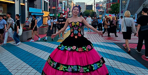 Chingu Amiga divide opiniones al portar vestido mexicano en Corea 
