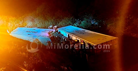 Dos tráileres vuelcan y se salen de la carretera en distintos puntos de la autopista Siglo XXI
