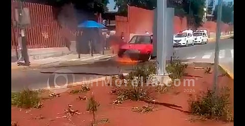 Auto arde en llamas y taxistas ayudan a sofocar el fuego, en Morelia [Video]