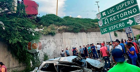 Auto cae de puente tras choque con camión papayero; hay 4 heridos