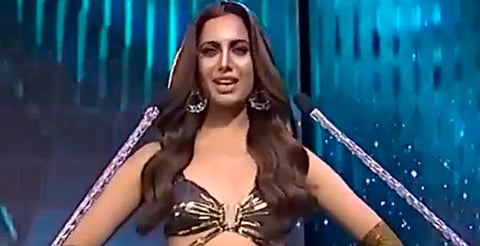 Modelo paquistaní desfila en bikini y genera gran controversia [VIDEO]