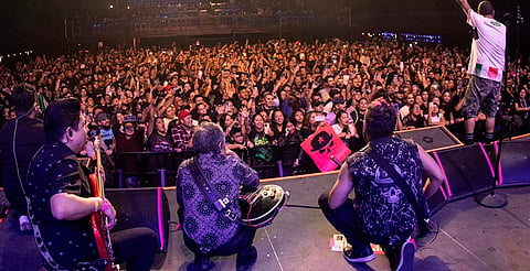 Panteón Rococo compone canción a medio concierto para ayudar a encontrar a fan que se perdió [VIDEO] 