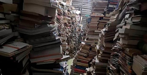Ofrece libros a cambio de ayuda para desalojar su local, en Morelia