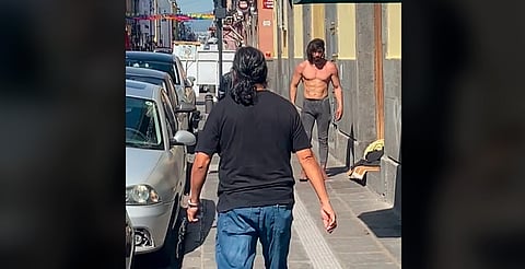 Hombre en situación de calle sorprende por su musculoso cuerpo [Video]