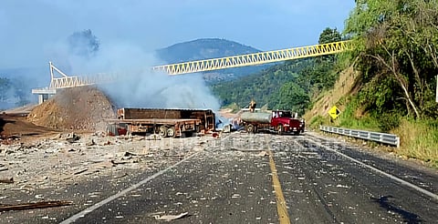 Preliminar: mueren calcinados 7 en choque en la Siglo XXI, en Michoacán 