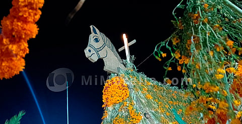 Conoce el significado del caballito de madera de Cuanajo en Día de Muertos
