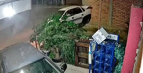 Morelia: hombre choca de reversa y destruye barda [Video]