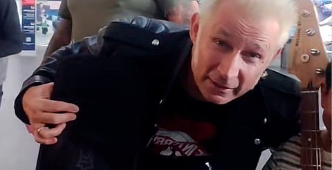 Mike Dirnt de Green Day regala su bajo a un niño en el AICM [VIDEO]