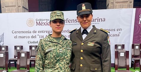 Arqueras Ana Paula Vázquez y Alejandra Valencia reciben ascenso en el Ejército Mexicano 
