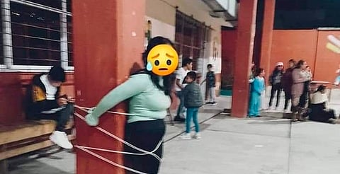 Por presuntamente robar 90 mil pesos, mujer es amarrada a columna de una escuela 