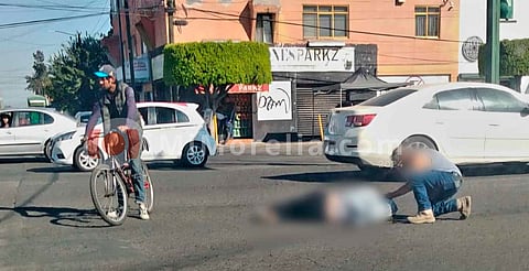 Camioneta choca contra motocicleta en la avenida Décima de Morelia; hay 2 heridos 