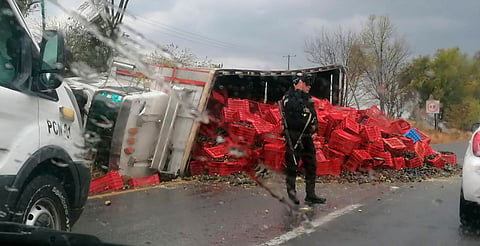 Vuelca camión de carga que trasladaba aguacate en la Morelia-Pátzcuaro