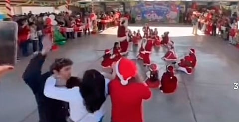 Se agarran a golpes en evento escolar navideño tras reclamar porque no dejaban ver [Video]