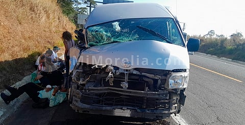 Fuerte choque por alcance en la autopista Siglo XXI deja solo daños materiales