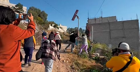 Colonos de "La Cuarta Transformación" derriban letreros de las calles [Video]