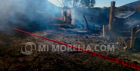 Michoacán: incendio de pastizal alcanza casa de abuelito y muere calcinado