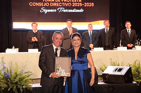 Recibe Luis Navarro García reconocimiento del Colegio de Contadores Públicos de Michoacán