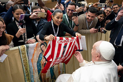 Papa Francisco recibe jersey del Rebaño Sagrado