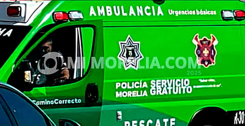 Dos chavitos heridos tras chocar su motocicleta contra camioneta en la Morelia-Chiquimitío