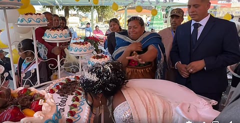 Indigna señora que arruina maquillaje de novia, en Michoacán