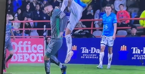 James Rodríguez sufre fuerte patada;  indigna a Colombia
