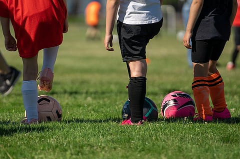 Niños vuelven a jugar en recreos tras prohibirles celular, en Brasil