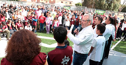 Entrega Bedolla cancha de fútbol en Yurécuaro para prevenir el delito a través del deporte