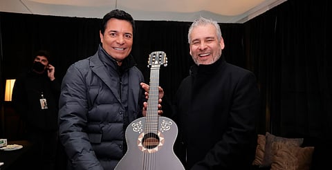 Bedolla regaló artesanía de Michoacán a Chayanne