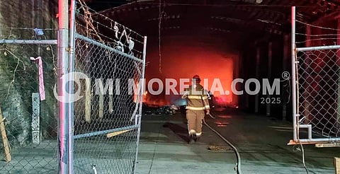 Arde bodega en la colonia Industrial, al norte de Morelia 