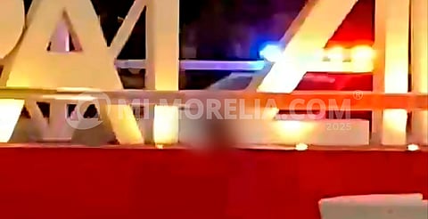 Abandonan cabeza cercenada en letras monumentales de Apatzingán