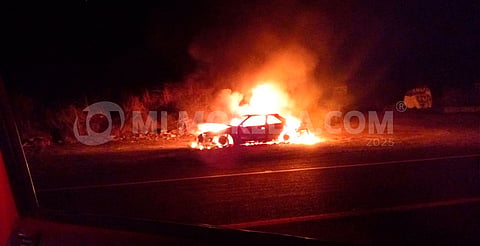 Auto arde en llamas en la autopista Siglo XXI