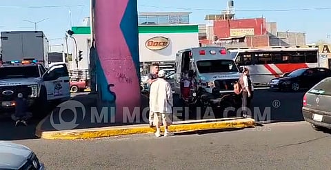 Conductor de camioneta se sube a la banqueta y arrolla a peatón, en Morelia