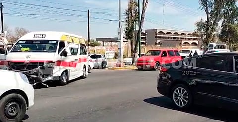 Combi choca contra auto en la Madero Poniente de Morelia [VIDEO]