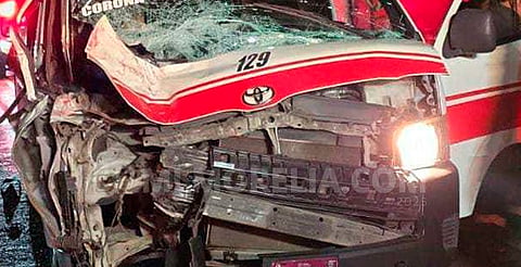 Combi Ruta Roja se accidenta contra camellón en la Morelia-Salamanca 