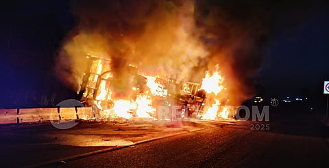 Camión limonero vuelca y se incendia en la Apatzingán-Cuatro Caminos [Video]