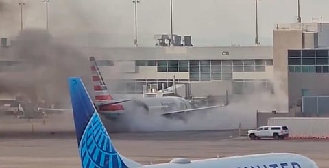 Avión de American Airlines se incendia en el aeropuerto de Denver [VIDEO]