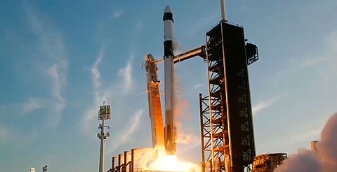 Falcon 9 despega para rescatar a astronautas 
