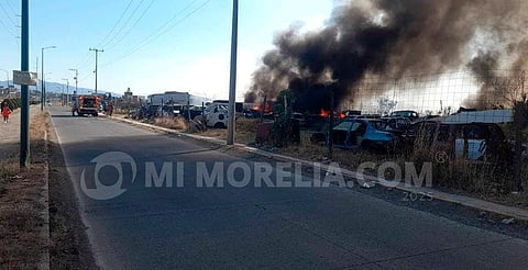 Se incendia deshuesadero de vehículos al norte de Morelia 