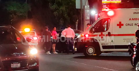 Choque de auto contra combi deja un herido en el libramiento de Morelia 