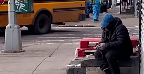 Escalofriante: captan a hombre en situación de calle comiendo una rata [VIDEO]