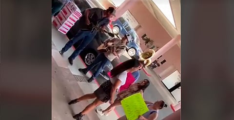 Le llevan banda tras firmar su divorcio en Morelia; video se vuelve viral