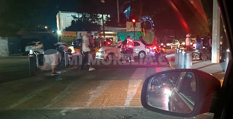 Se registra choque entre auto y moto en la avenida Héroes de Nocupétaro; hay 1 herido 