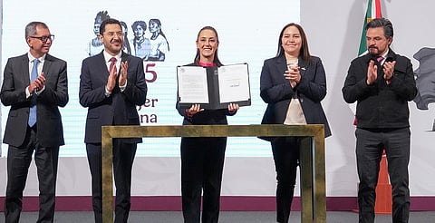 Firma Sheinbaum decreto que congela intereses y reduce pagos del FOVISSSTE