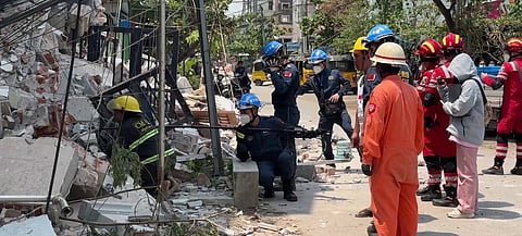 Hay más de 2 mil muertos por terremoto en Birmania; miles más, heridos y desaparecidos