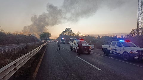 Presuntos normalistas prenden fuego a tráiler que bloquea la Morelia-Pátzcuaro