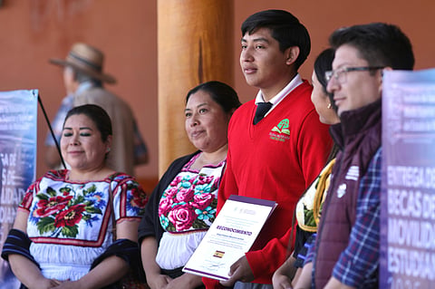 Iemsysem entrega beca de movilidad a joven de Cheranástico para viajar a España