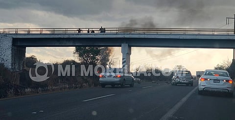 Presuntos normalistas bloquean la Morelia-Tiripetío; se reporta un vehículo incendiado