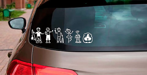 ¿Tienes calcomanías en tu coche? Podrían estar poniendo en riesgo a tu familia